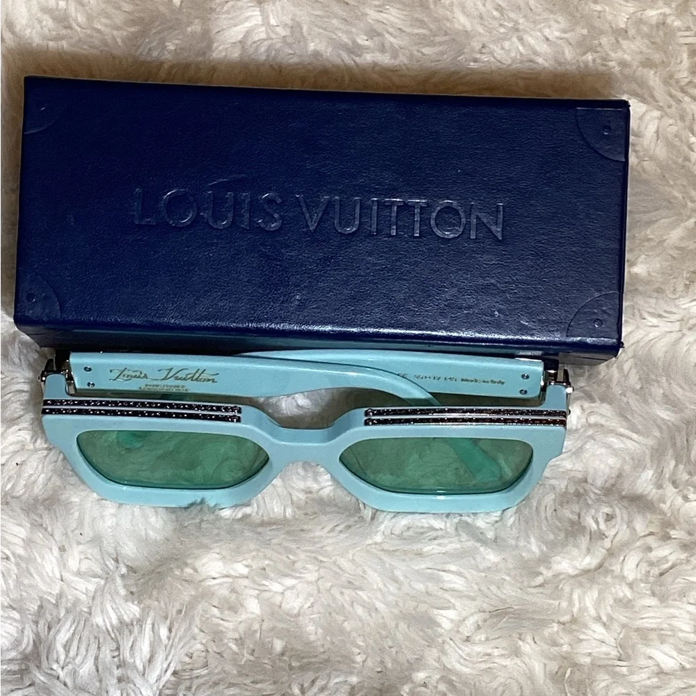 Louis Vuitton women’s  green plastic sunglasses